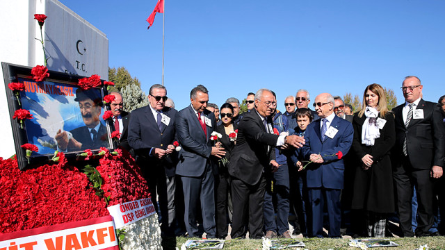 BÜLENT ECEVİT Kabri Başında Anıldı