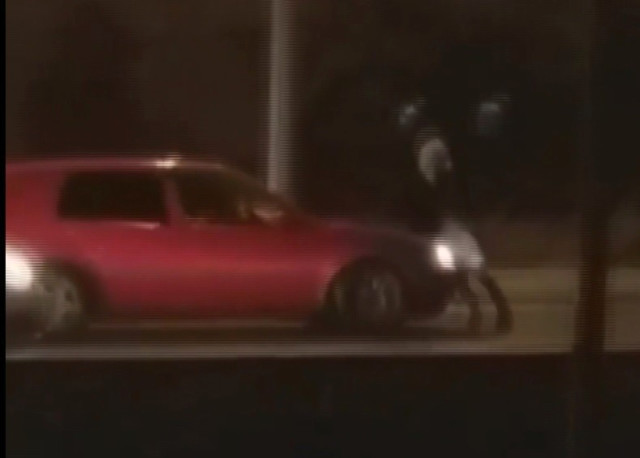 Genç Kadını Otomobille Metrelerce Sürükledi