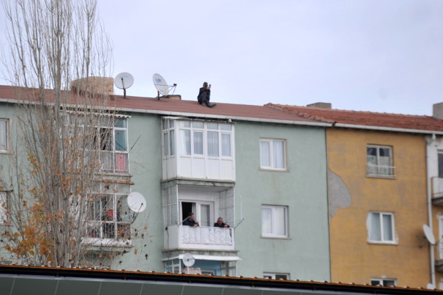 Keçiörengücü – Galatasaray Maçını 6 Katlı Binanın Çatısından Telefon ile Canlı Yayın Yaptı