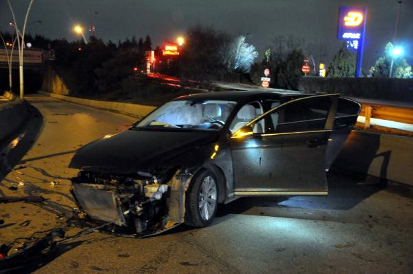 Lüks Otomobil Refüje Çarptı, Sürücüsü Yaralandı