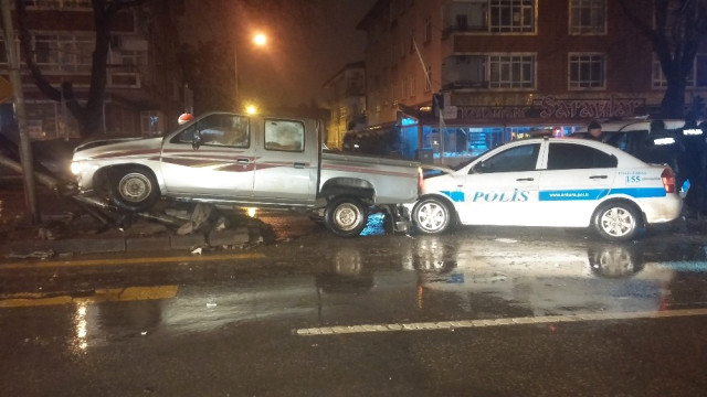 Başkent’te Hırsız Polis Kovalamacası Kaza ile Bitti