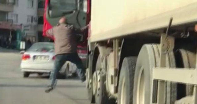 Ankara’da İki Şoförün Kavgası Kameralara Yansıdı
