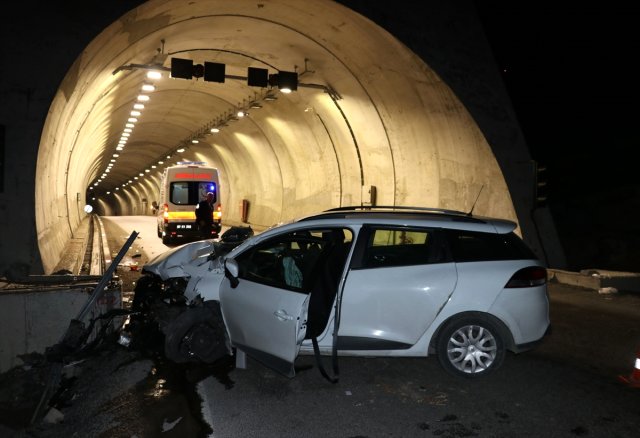 Zonguldak’ta Otomobil Duvara Çarptı: 4 Yaralı