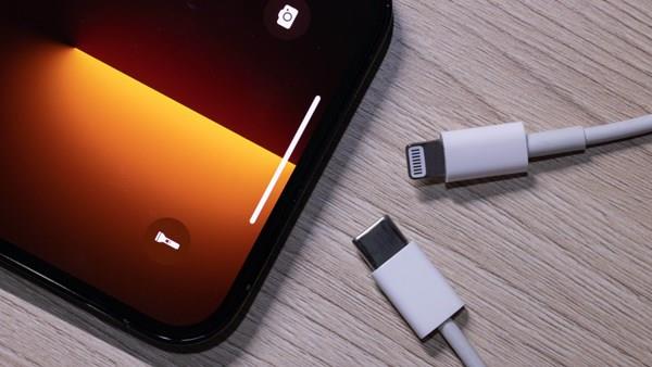 Apple, USB-C’den para kazanmanın yolunu buldu: iPhone 15’te sınırlayacak