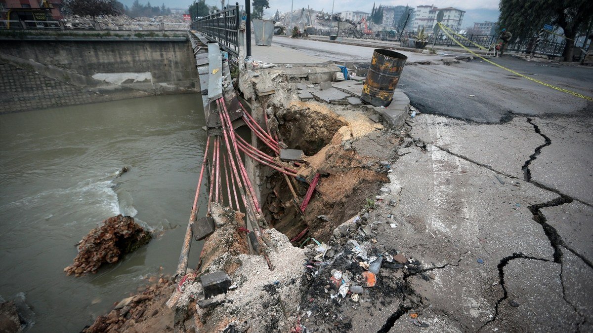 Hatay’da deprem sonrasında yollarda yeni hasarlar oluştu