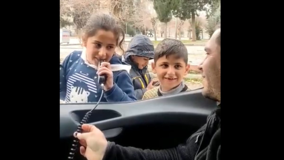 YÜREKLERİ DAĞLADI! Konya Emniyet Müdürlüğü ekipleri, depremzede çocuklara polis telsizinden şarkı söyletti