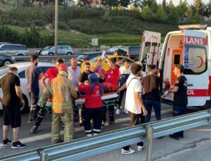 Bağcılar’da bir araç, arızalanan aracın yanında bekleyenlere çarptı: 2’si ağır 5 yaralı