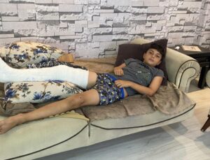 Futbolcu olma hayali kuran Deniz, başıboş köpek hücumunda bacağını kırdı