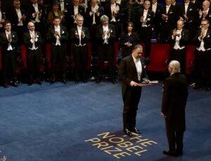 Daron Acemoğlu Nobel İktisat Ödülü’nü aldı! Kral takdim etti