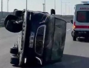 Korkutan kazada minibüs yan yattı! Fenerbahçeli yıldızın eşi de içindeydi