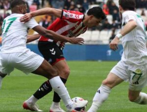 Play-off hedefleyen ekibe konutunda darbe! 4 gollü maçı kazanıp tepeden kopmadılar