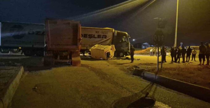 Sincan’da hafriyat kamyonu tıra çarptı: 1 yaralı